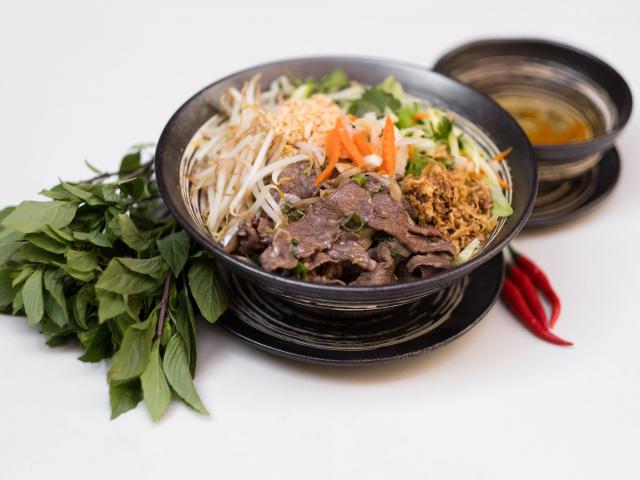 50.  Bun Bo Nam Bo – рисовая лапша с говядиной и Южновьетнамским соусом