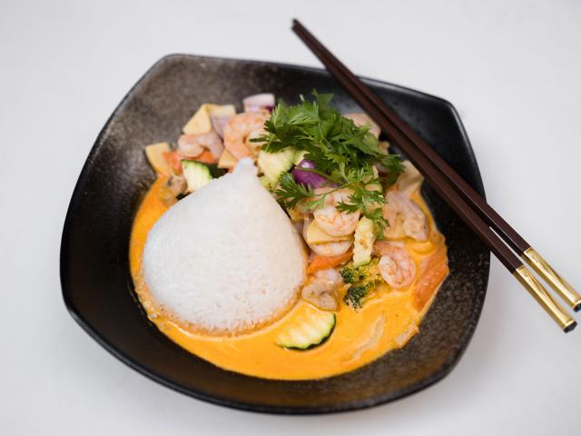 64. Thai curry shrimp cooked in a clay pot
