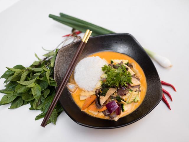 63. Hovězí kari dušené na thajský způsob 