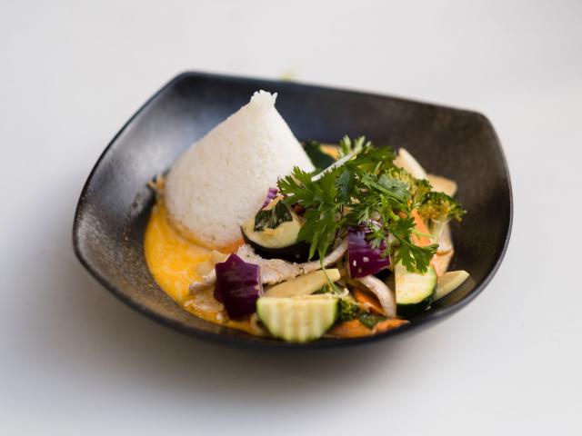 62. Kuřecí kari dušené na thajský způsob